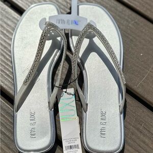 NEW! Silver Women's Sandals Dressy Flip Flops 9/10